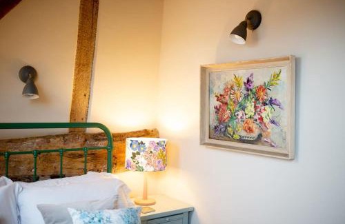 Bridgnorth House | The Byre - Beautiful Contemporary Barn - Hot Tub