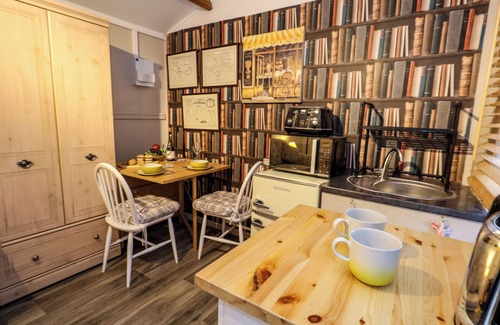 New Forest District Cottage | THE CABIN AT LITTLE TIMBERS, pet friendly, with open fire in Ringwood
