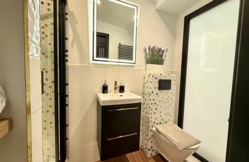 Toddington Apartment | The Cabin at the Orchard House- Stricly No Parties