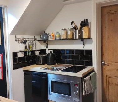 Wadsworth Apartment | The Cabin - Great Views, Garden, Netflix, Near Town