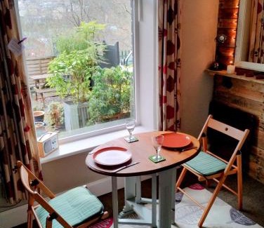 Wadsworth Apartment | The Cabin - Great Views, Garden, Netflix, Near Town