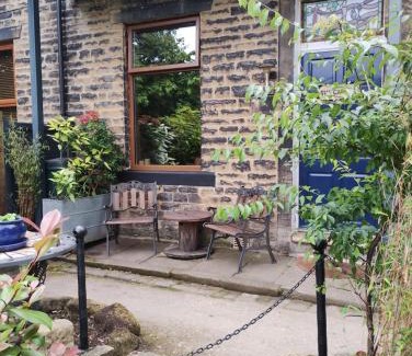 Wadsworth Apartment | The Cabin - Great Views, Garden, Netflix, Near Town