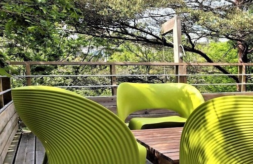 Pont-Aven Cabin | The Cabin perched in the trees