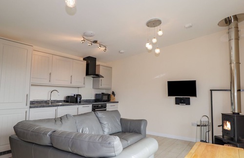 Lonmore Cottage | THE CABIN, romantic, character holiday cottage in Dunvegan