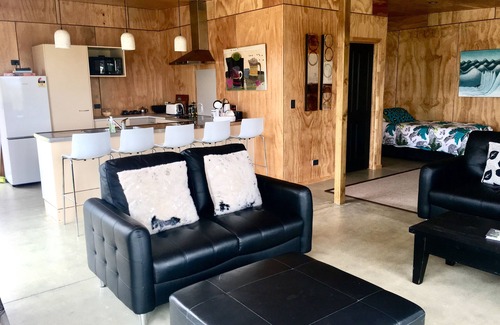 Pukenui Cabin | The Camel at Araiawai Lodge, Pukenui. Modern & S/C open-plan, sleeps 2-6,