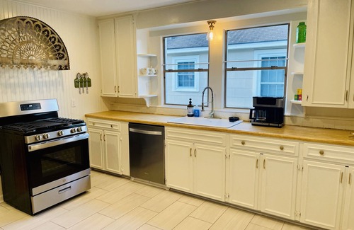 Mid City South Cottage | The Capitol Cottage -perfect for any stay in Baton Rouge! 2BR location location