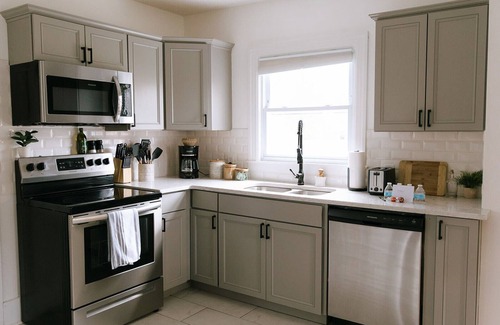 Lexington House | "The Carlisle" WARM MODERN STAY w/Yard -Greyline