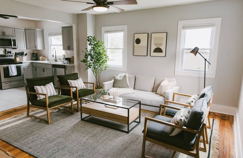 Lexington House | "The Carlisle" WARM MODERN STAY w/Yard -Greyline