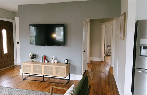 Lexington House | "The Carlisle" WARM MODERN STAY w/Yard -Greyline