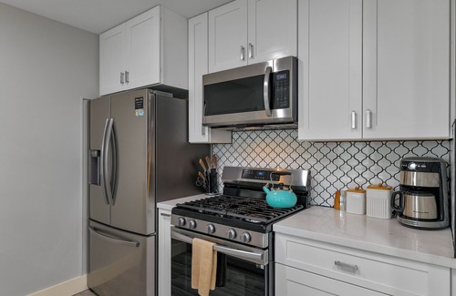 Galveston Cottage | The Carriage House- Close to the Beach! Garage Parking!