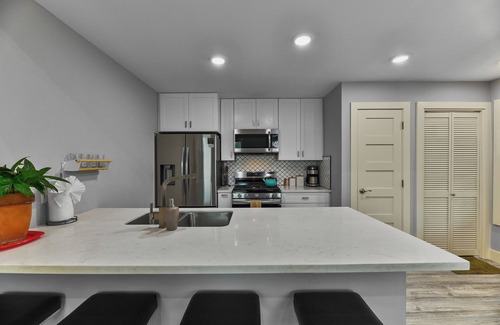 Galveston Cottage | The Carriage House- Close to the Beach! Garage Parking!