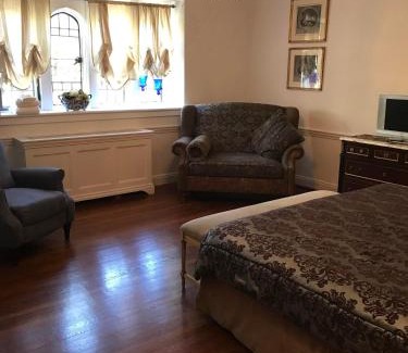 Ringwood Bed & Breakfast | The Castle at Skylands Manor