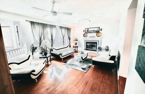 Southeast Edmonton House | The Castle Stay - Enormous backyard, Pool table, jetted tub.