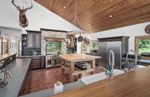 Warrenton Cabin | The Cedar Hill Lodge 52ac - Sleeps 20 - Hot Tub