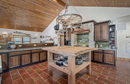 Warrenton Cabin | The Cedar Hill Lodge 52ac - Sleeps 20 - Hot Tub