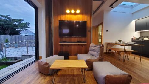 Christchurch Apartment | The Cedarwoods - luxury for up to 5 and your woof!