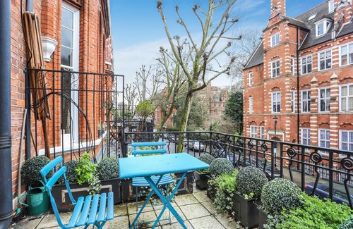 Earl's Court Apartment | The Charming Apartment definitely has the ‘wow’ factor you are looking for!