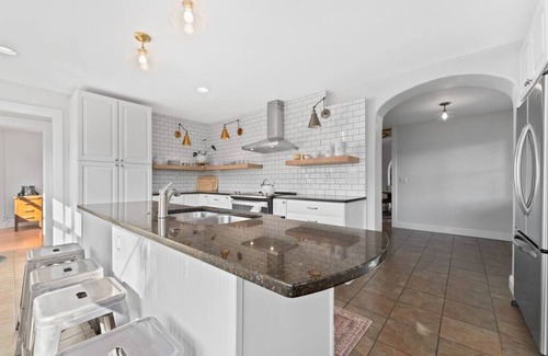 Chelan House | The Chelan Chateau 1 blk to lake/shops/food/wine/private sauna/media & game room