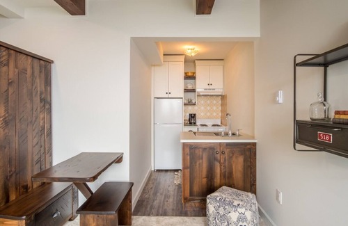 Courtenay House | The Chickadee Suite