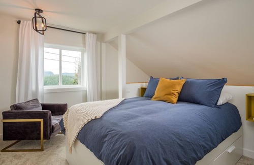 Courtenay House | The Chickadee Suite