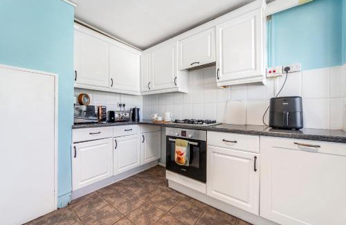 Headington Apartment | The Churchill & Brookes Residence at Headington A Modern Three-Bedroom Oxford Home near the University and Hospital