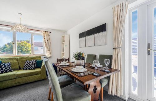 Headington Apartment | The Churchill & Brookes Residence at Headington A Modern Three-Bedroom Oxford Home near the University and Hospital