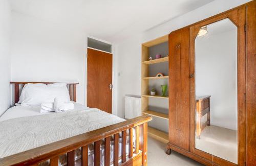 Headington Apartment | The Churchill & Brookes Residence at Headington A Modern Three-Bedroom Oxford Home near the University and Hospital