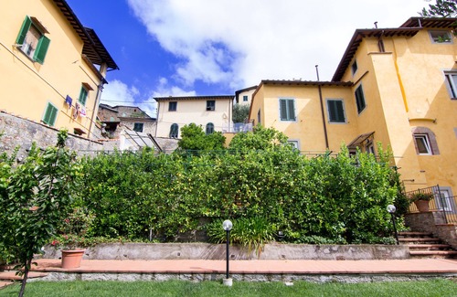 Uzzano Apartment | The Citrus Village - The orange
