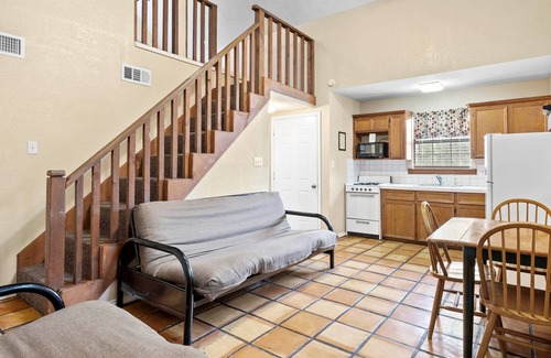 Canyon Lake Hotel | The Claire Hotel