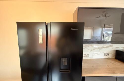 Northampton House | The Clare Court 6BR Luxury Retreat - Sleeps 14 with Complimentary Access to Billing Aquadrome Holiday Village for Swimming - 2 nights minimum