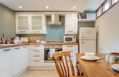 Cheltenham Apartment | The Coach House - Beautiful Home in Cheltenham!