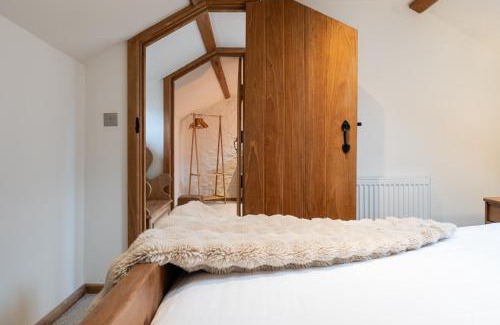 Cheltenham Apartment | The Coach House - Beautiful Home in Cheltenham!