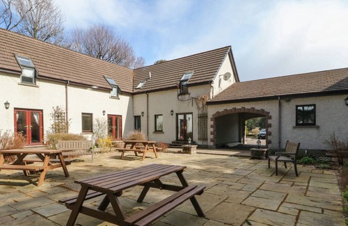 Newtonmore Apartment | THE COACH HOUSE, family friendly, with a garden in Newtonmore