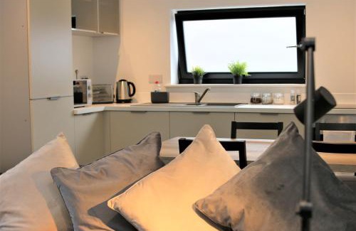 Heath Apartment | The Coach House - Free Private Parking - by Property Promise