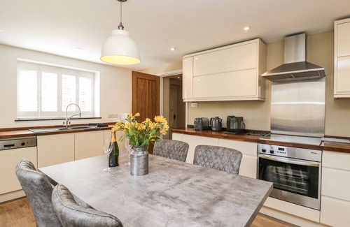 Westonbirt Cottage | THE COACH HOUSE, pet friendly, with hot tub in Sherston