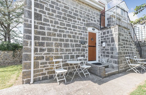 St. Florence Cottage | THE COACH HOUSE, pet friendly, with pool in St Florence