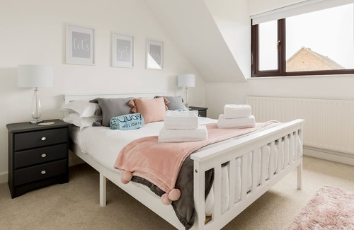 Christchurch House | The Coast House - a house that sleeps 6 guests in 3 bedrooms