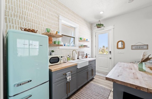 Sunset Cove Apartment | The Cocoa Boho Rooftop Retreat - 2 min walk to the beach!