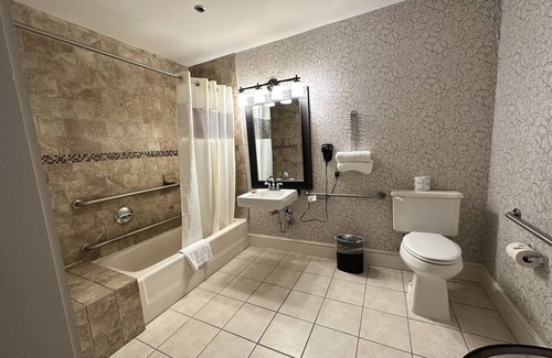 Gardner Hotel | The Colonial Hotel