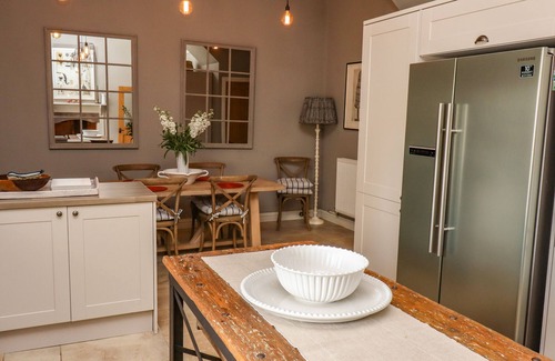 Chedworth Cottage | THE COMPTON COTTAGE, pet friendly, with a garden in Northleach