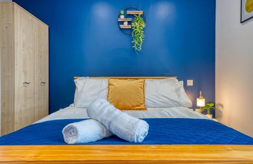 Derby Apartment | The Contractor City Spot with Parking