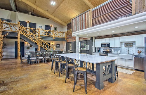 Calera House | 'The Copper Roost': Lake Texoma Escape w/Hot Tub