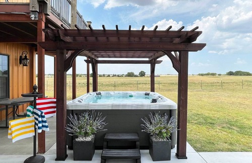 Calera House | 'The Copper Roost': Lake Texoma Escape w/Hot Tub