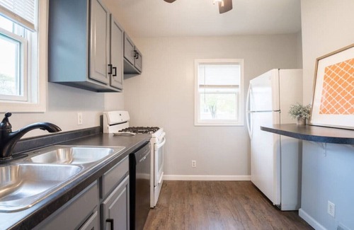 West Peoria House | THE CORNER COTTAGE - Contemporary 1BD in Peoria