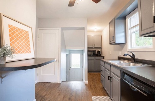 West Peoria House | THE CORNER COTTAGE - Contemporary 1BD in Peoria