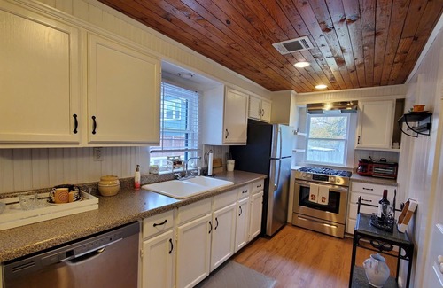 Georgetown Cottage | The Cottage @ Georgetown Square. 5% weekly discount; 10% monthly discount.