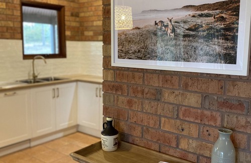 Lovedale Cottage | The Cottage Hunter Valley - recently renovated with new playground!