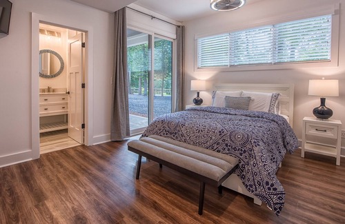 Lake Norman of Catawba Cottage | The Cottage | Pickle Ball Court-Pool |Sleeps 14 | water views galore