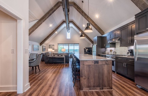 Lake Norman of Catawba Cottage | The Cottage | Pickle Ball Court-Pool |Sleeps 14 | water views galore