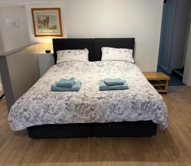 Chaddesley Corbett Apartment | The Cottage, with Superking bed & private patio